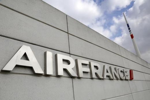 The Air France logo is seen on the Air France headquarters building at the Charles de Gaulle International Airport, October 18, 2015, in Roissy (Reuters / Jacky Naegelen) 