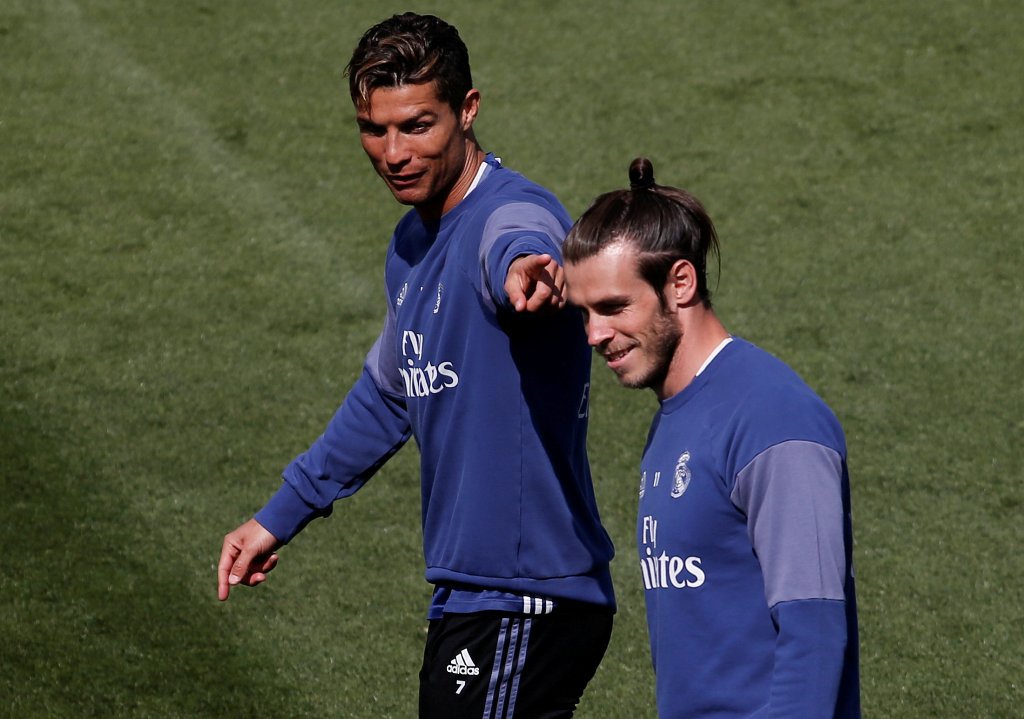 Real Madrid's Cristiano Ronaldo points out team mate Gareth Bale during training session. REUTERS/Sergio Perez
