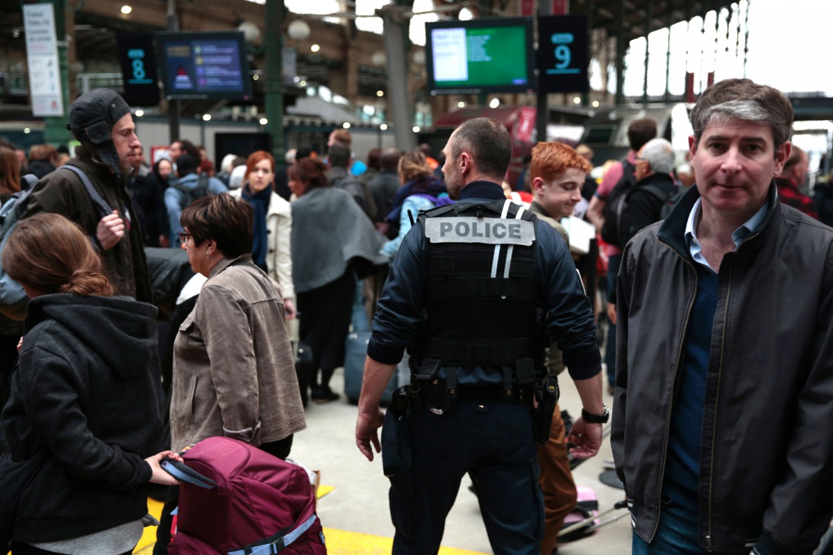 A French policeman patrols inside the Gare du Nord train station in Paris on April 22, 2017, after a man carrying a knife was arrested. (AFP / GEOFFROY VAN DER HASSELT)
