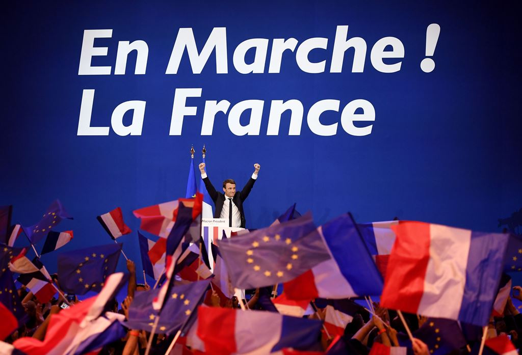 French presidential election candidate for the En Marche ! movement Emmanuel Macron waves at the audience during a meeting at the Parc des Expositions in Paris, on April 23, 2017, after the first round of the Presidential election. AFP / Eric FEFERBERG
