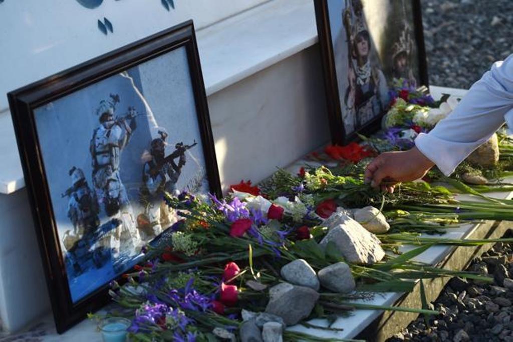 Afghan activists pay tribute to the victims of a Taliban attack on an army base at a memorial on the Wazir Akbar Khan hilltop in Kabul. Photo: AFP.