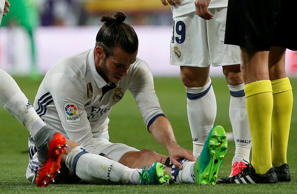 Real Madrid's Gareth Bale down injured. Reuters / Susana Vera
