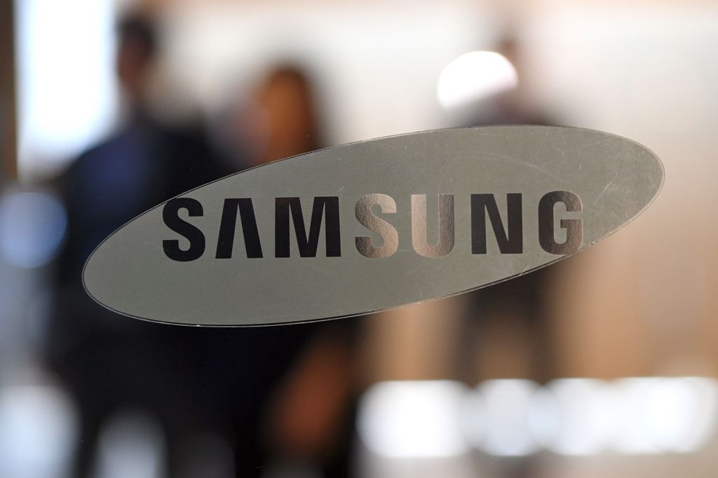 The logo of Samsung Electronics is seen on a glass door at the company's showroom in Seoul on April 27, 2017.  AFP / JUNG Yeon-Je
