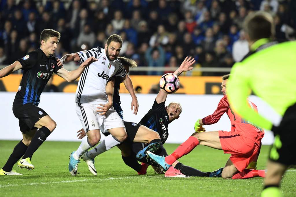 Juventus' Argentinian forward Gonzalo Gerardo Higuain (2ndL) vies with Atalanta players during the Italian Serie A football match Atalanta vs Juventus at the 