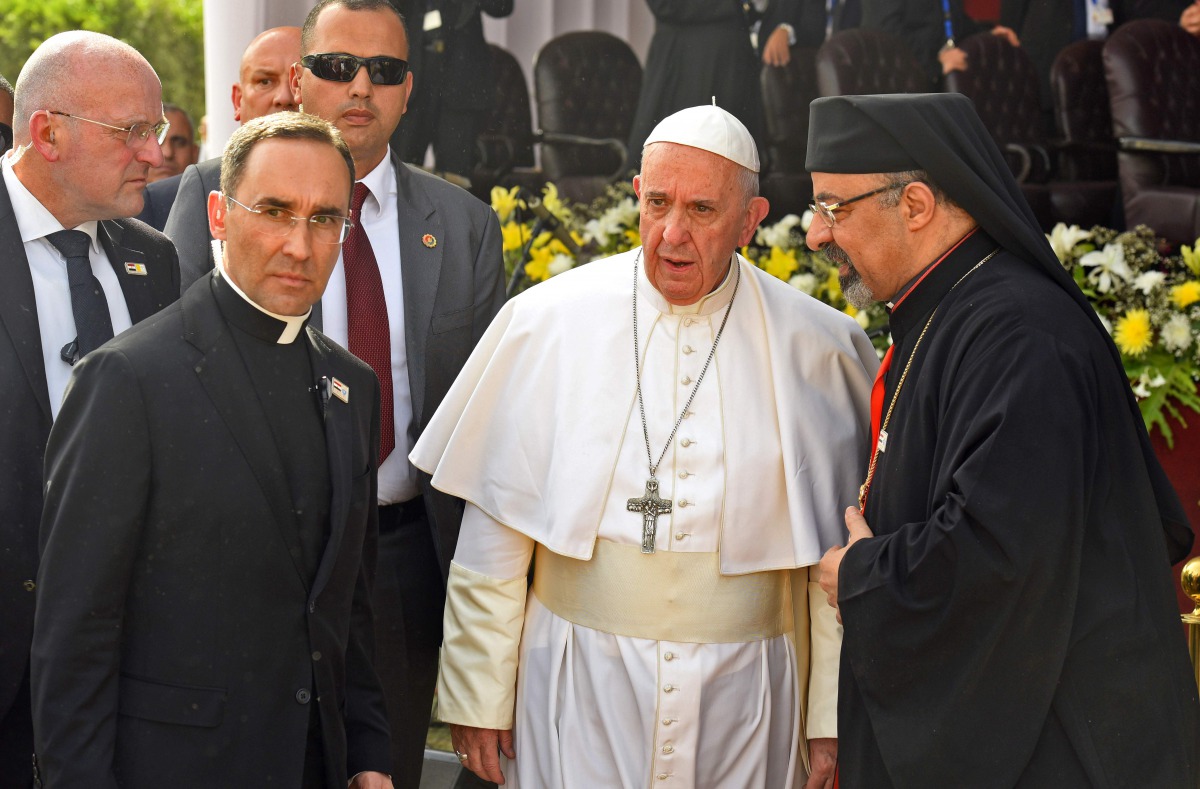 Pope Francis speaks to clergymen at the Coptic Catholic College of Theology and Humanities in the southern Cairo suburb of Maadi, on April 29, 2017.  AFP / Mohamed El-Shahed