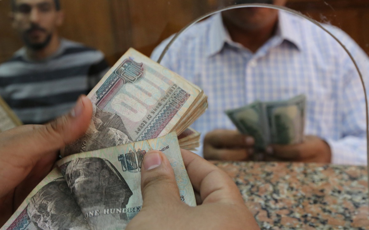 An employee counts US dollars in a foreign exchange office in central Cairo, Egypt, November 3 ,2016 (REUTERS / Mohamed Abd El Ghany) 