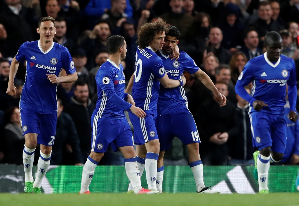Chelsea's Diego Costa celebrate with teammates Reuters / Stefan Wermuth  
