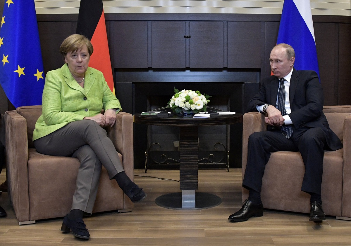 Russian President Vladimir Putin meets with German Chancellor Angela Merkel at the Bocharov Ruchei state residence in Sochi, Russia May 2, 2017. Sputnik/Aleksey Nikolskyi/Kremlin via REUTERS