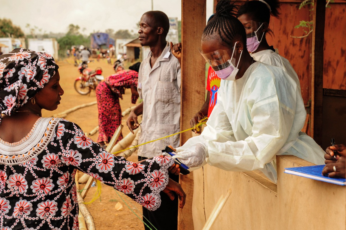 FILE PHOTO: Sierra Leone officials checking passengers transiting at the border crossing with Liberia in Jendema to curb the spread of Ebola, March 26, 2015. AFP / Zoom Dosso