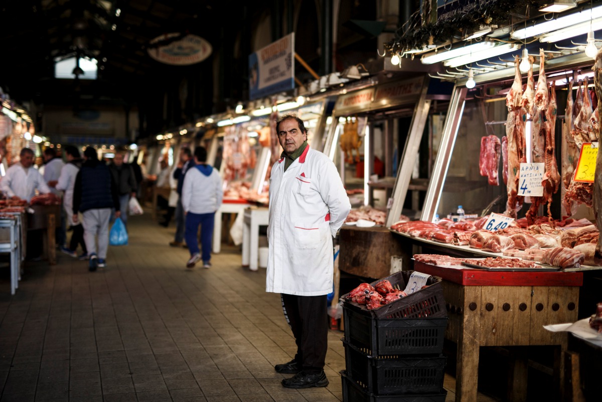 A butcher waits for clients inside the main meat market of Athens, Greece, February 17, 2017 (REUTERS / Alkis Konstantinidis) 