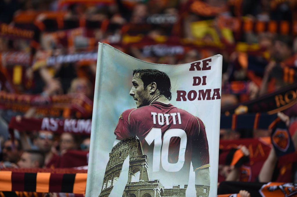 (file photo) AS Roma's supporters hold a banner showing Italy's captain Francesco Totti. April 30, 2017 at the Olympic Stadium in Rome. / AFP / FILIPPO MONTEFORTE
