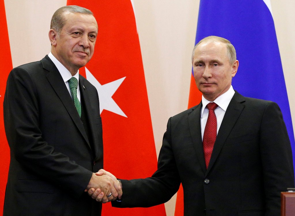Russian President Vladimir Putin (R) shakes hands with his Turkish counterpart Tayyip Erdogan during a news conference following their talks in Sochi, Russia, May 3, 2017. REUTERS/Alexander Zemlianichenko/Pool
