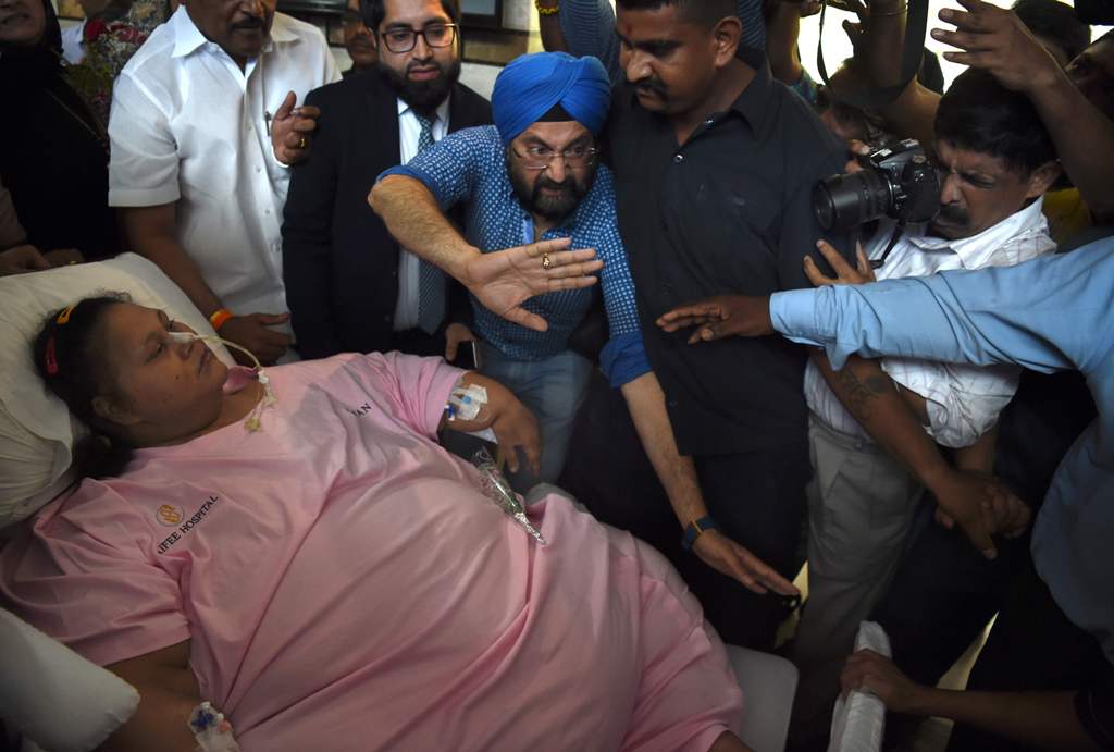 Egyptian national Eman Ahmed Abd El Aty (L) is taken on a stretcher towards an ambulance at a hospital in Mumbai on May 4, 2017.  AFP / PUNIT PARANJPE