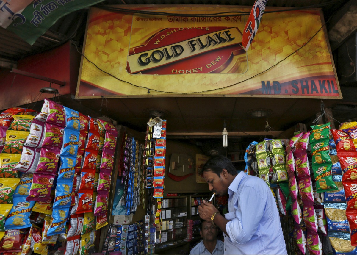 A man lights a cigarette in front of a kiosk in Kolkata, India, April 7, 2016 (REUTERS / Rupak De Chowdhuri) 