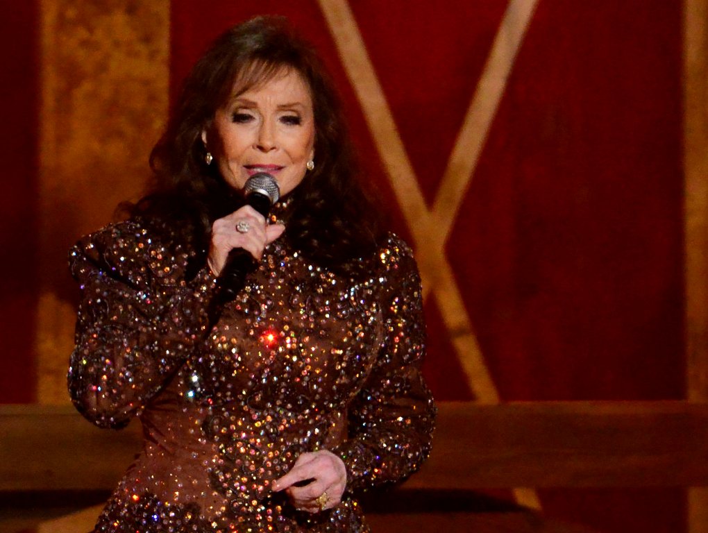 FILE PHOTO: Musician Loretta Lynn performs during the 48th Country Music Association Awards in Nashville, Tennessee November 5, 2014. REUTERS/Harrison McClary/File Photo