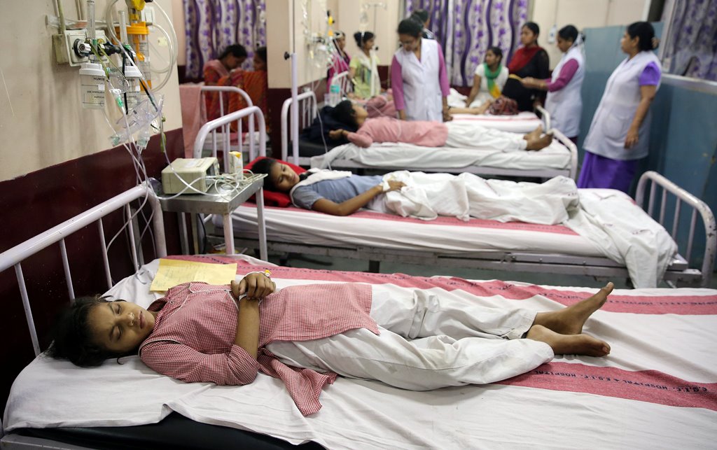 Children lie on hospital beds as they receive treatment after complaining of breathlessness and eye irritation following a gas leak from a fuel tanker in New Delhi, India, May 6, 2017. Reuters / Stringer