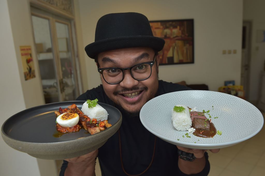 This picture taken on January 18, 2017 shows Indonesian food stylist Dade Akbar displaying some of his food in Jakarta. AFP / ADEK BERRY 