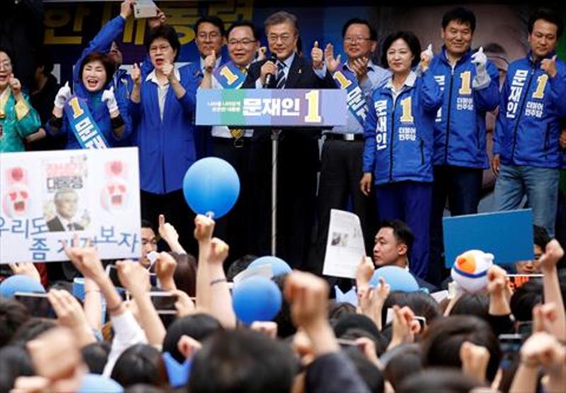 Moon Jae-in, the presidential candidate of the Democratic Party of Korea, speaks during his election campaign rally in Daegu, South Korea, May 8, 2017. REUTERS/Kim Hong-Ji