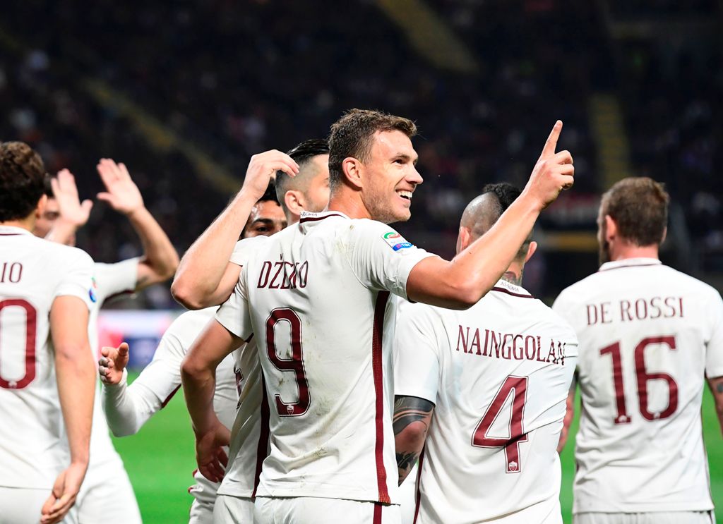 AS Roma's Bosnian forward Edin Dzeko (C) celebrates with teammates after scoring during the Italian Serie A football match AC Milan vs AS Roma at the San Siro stadium in Milan on Mai 7, 2017. / AFP / MIGUEL MEDINA