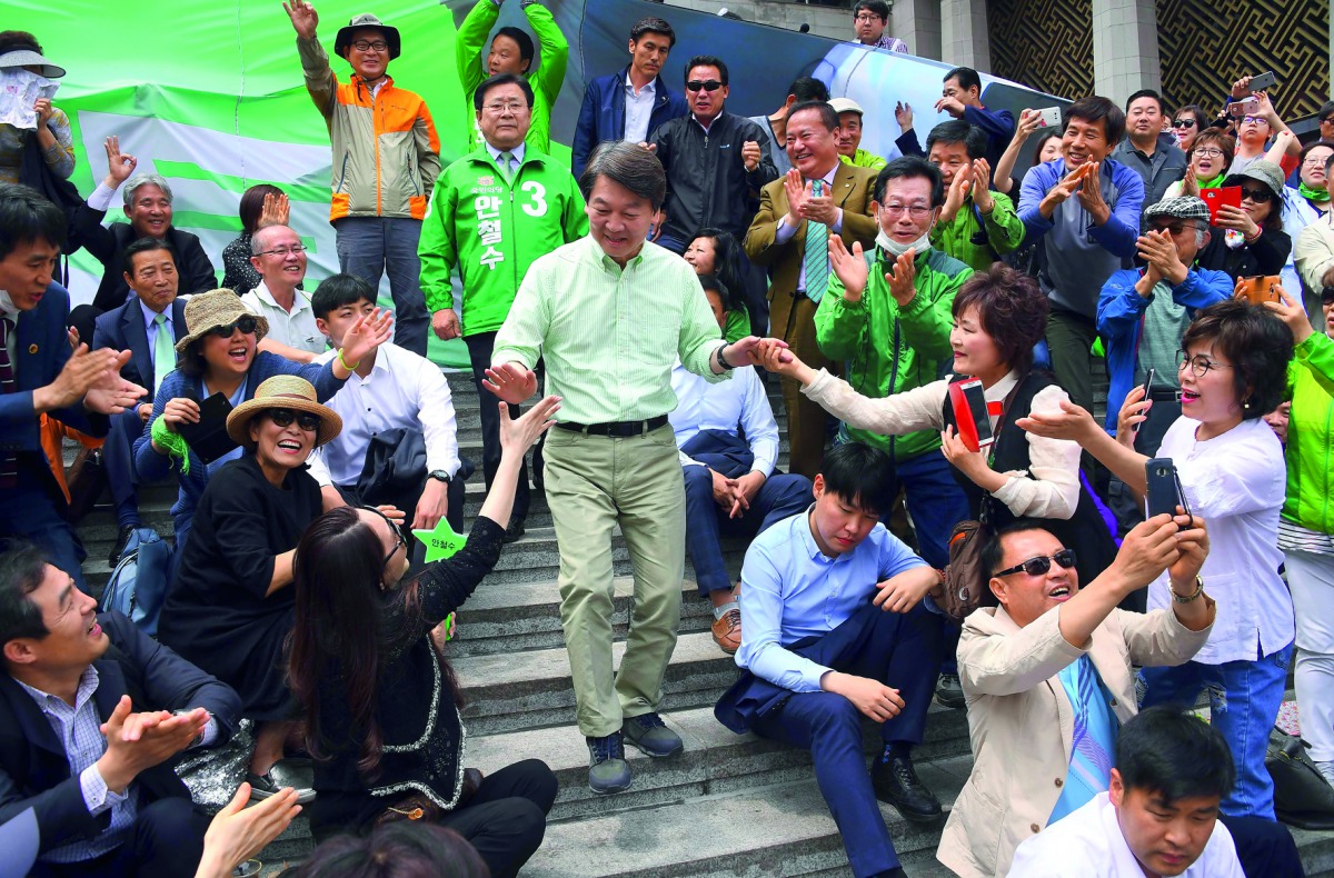 Ahn Cheol-Soo (centre) of the People's Party greets his supporters in Seoul. 
