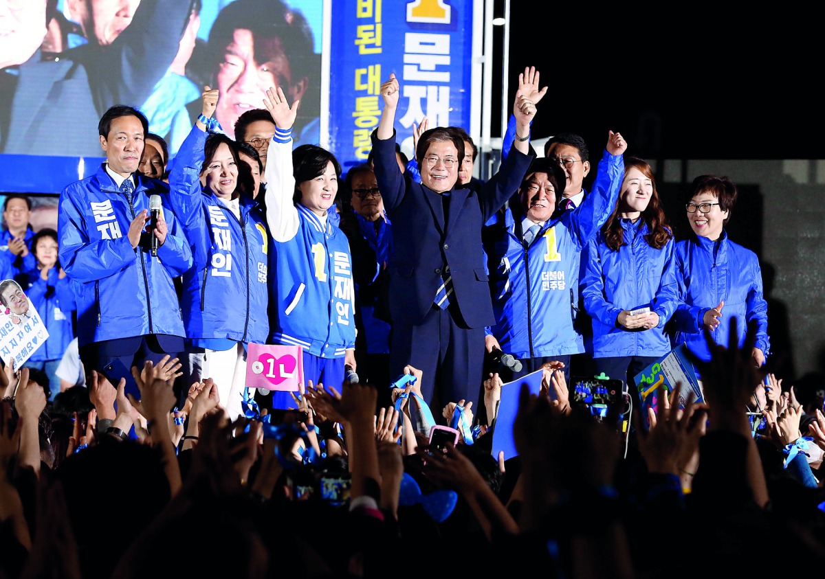 Moon Jae-in (centre), the presidential candidate of the Democratic Party of Korea, attends his election campaign rally in Seoul. 