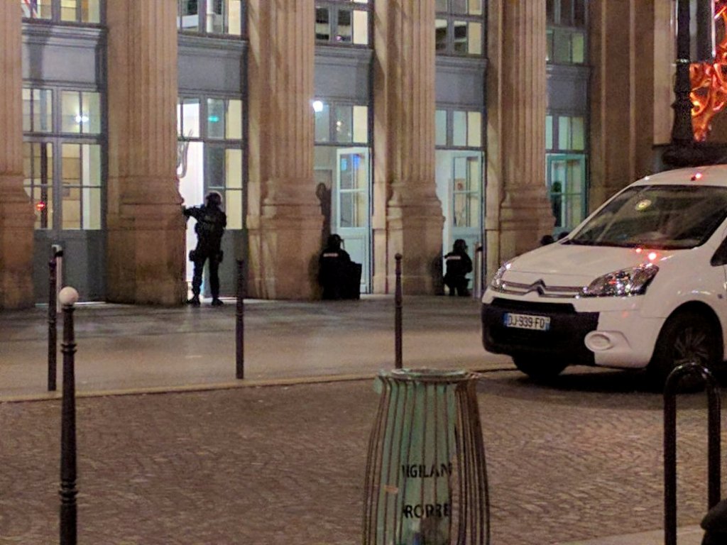 Police officers are seen at an entrance of the Paris' Gare du Nord train station, Paris, France May 8, 2017. Samuel Tardieu/Social Media/Handout via REUTERS ATTENTION EDITORS - THIS IMAGE WAS PROVIDED BY A THIRD PARTY. EDITORIAL USE ONLY. NO RESALES. NO A