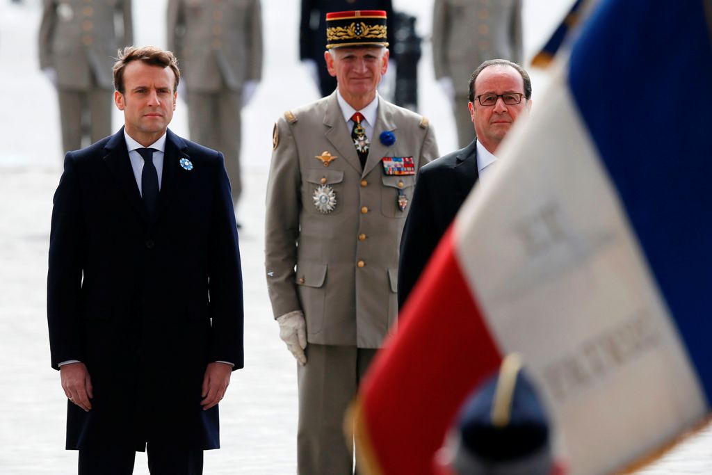 Outgoing French President Francois Hollande (R) and President-elect Emmanuel Macron (L) attend a ceremony marking the 72nd anniversary of the victory over Nazi Germany during World War II on May 8, 2017 in Paris. / AFP / POOL / Francois Mori.