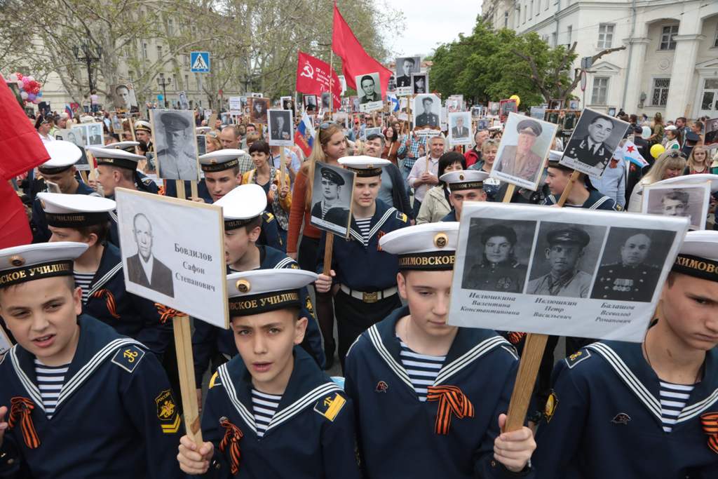 Navy cadets carry portraits of World War Two soldiers during the Immortal Regiment march as they celebrate the 72nd anniversary of the Soviet Union's victory over Nazi Germany in WWII in Sevastopol, Crimea, on May 9, 2017. / AFP / Max Vetrov