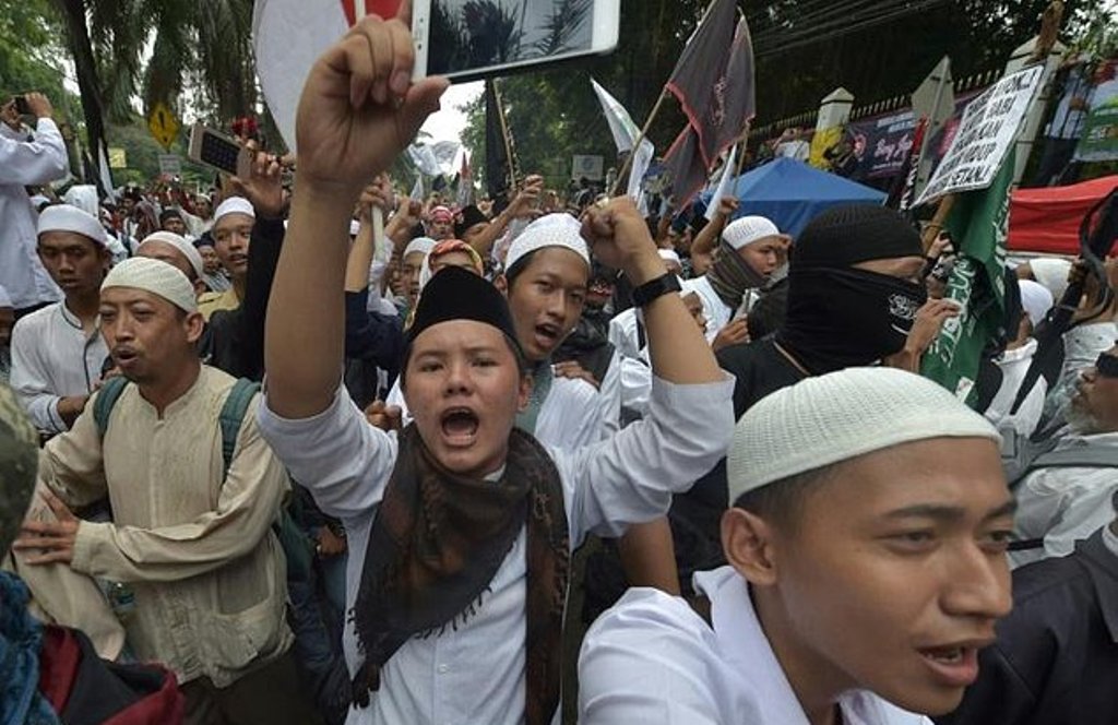 Indonesian protesters chant slogans against Jakarta governor Basuki Tjahaja Purnama following his trial on May 9, 2017. / AFP.