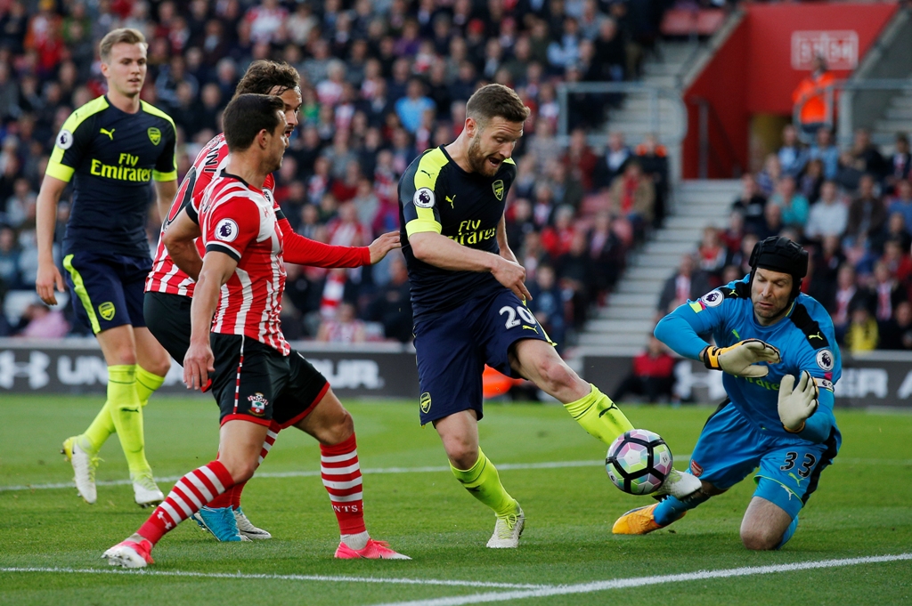 Arsenal's Shkodran Mustafi and Petr Cech in action with Southampton's Cedric Soares and Manolo Gabbiadini. Reuters / Andrew Couldridge 
