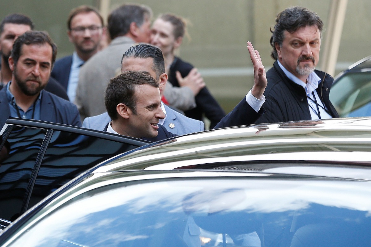 Emmanuel Macron (C) waves as he leaves after an information day for La Republique En Marche party candidates for the upcoming legislative elections at the entrance of the Quai Branly museum on May 13, 2017 in Paris. AFP / Charly Triballeau