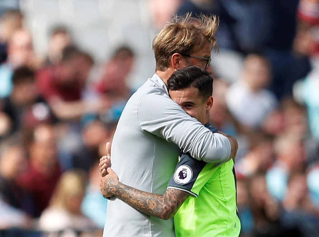 Liverpool manager Juergen Klopp and Liverpool's Philippe Coutinho after being substituted. Reuters / Peter Nicholls
