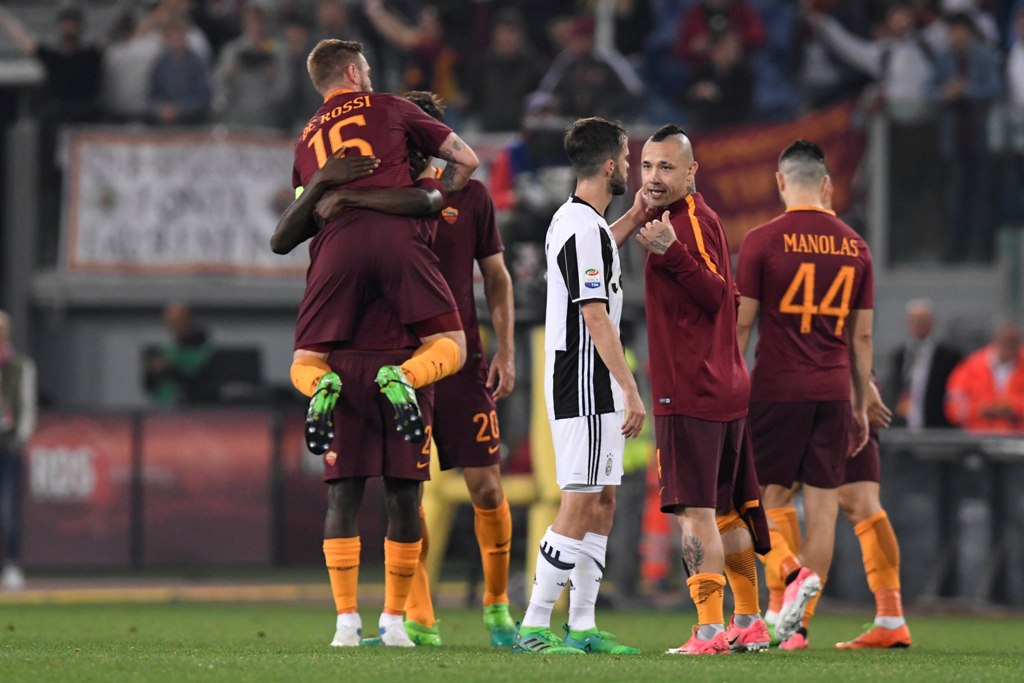 Players of AS Roma celebrate after winning the Italian Serie A soccer match against AS Roma at Stadio Olimpico in Rome, Italy on May 14, 2017. Claudio Pasquazi - Anadolu Agency 
