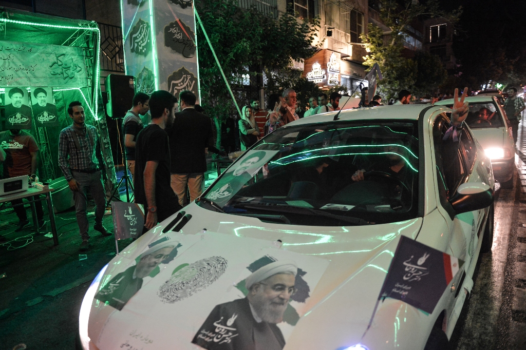  Supporters of presidential candidates distribute brochures ahead of the Iranian presidential election in the streets of Tehran, Iran on May 15, 2017.   Fatemeh Bahrami - AA
