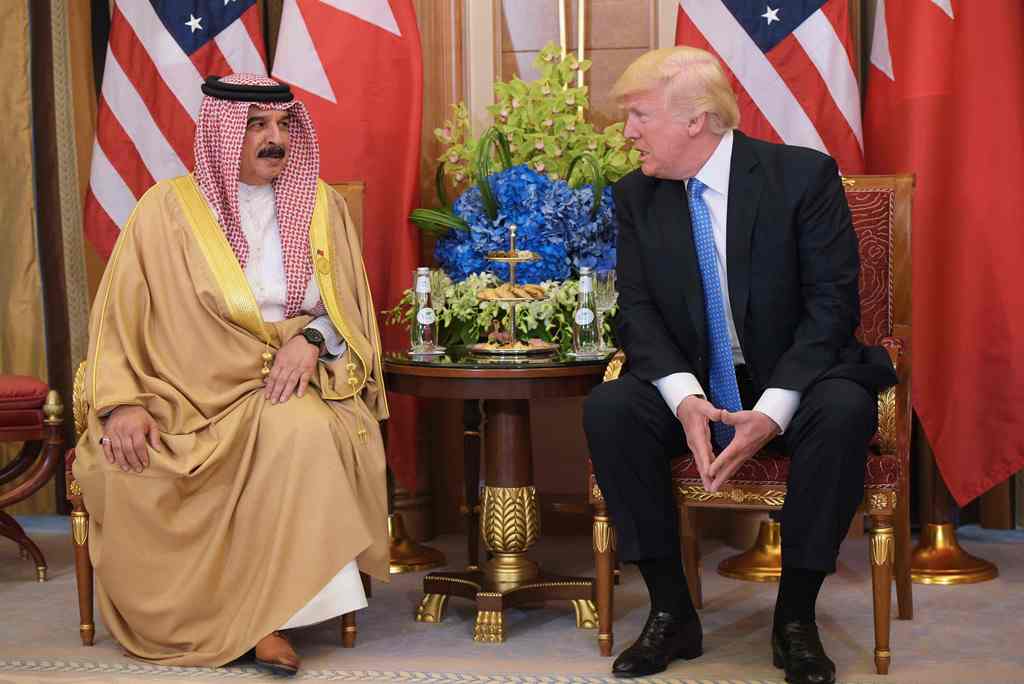 US President Donald Trump (R) and Bahrain's King HM Hamad bin Isa Al Khalifa take part in a bilateral meeting at a hotel in Riyadh on May 21, 2017. AFP / Mandel NGAN

