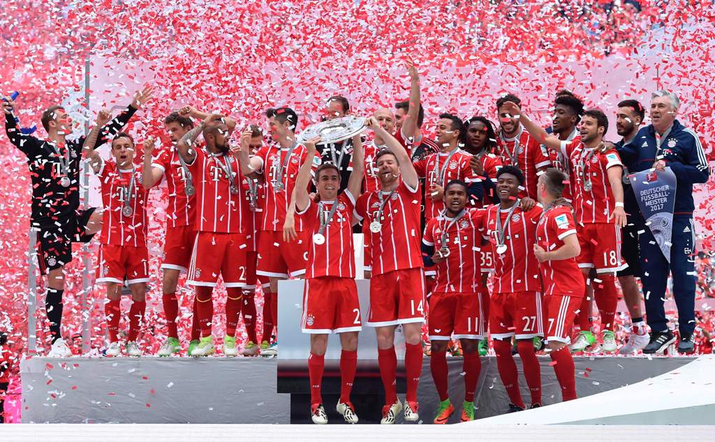 Bayern Munich's players celebrate with the trophy after the German first division Bundesliga football match FC Bayern Munich vs SC Freiburg, his last match for the club, in the southern German city of Munich on May 20, 2017.  AFP / Christof Stache