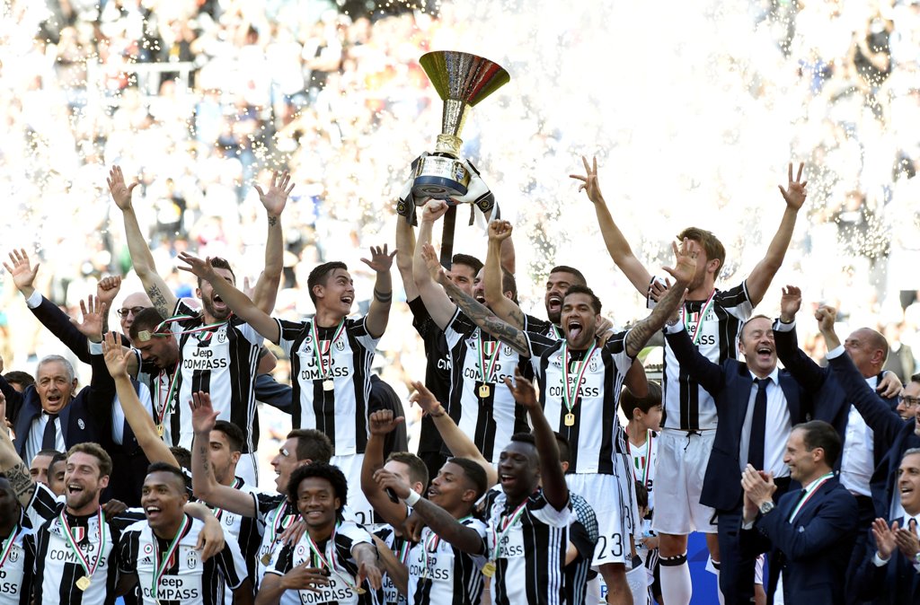 Juventus’ Gianluigi Buffon lifts the trophy as the Juventus players and staff celebrate winning the leagueReuters / Giorgio Perottino
