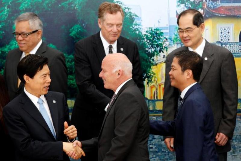 
Trade ministers pose for a group photo during the APEC Ministers Responsible For Trade (APEC MRT 23) meeting in Hanoi, Vietnam May 20, 2017. From L-R, front: China's Commerce Minister Zhong Shan, Peru's Foreign Commerce and Tourism Minister Eduardo Ferr