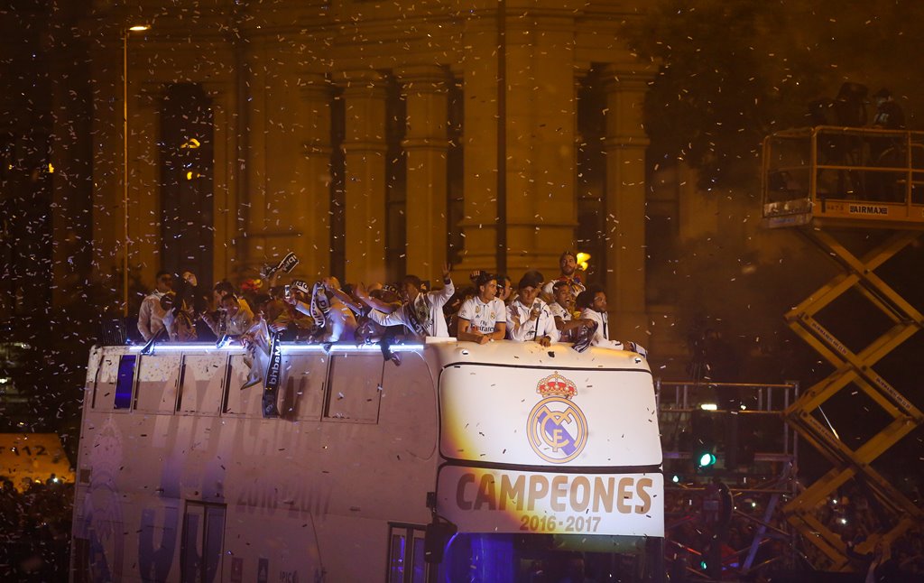 Real Madrid players celebrate atop their bus as it arrives to Cibeles square after Real Madrid won the La Liga title. Reuters/Paul Hanna