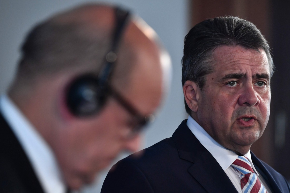 German Vice Chancellor and Foreign Minister Sigmar Gabriel (R) and new French Foreign Affairs Minister Jean-Yves Le Drian attend a press conference on May 22, 2017 at the foreign ministry in Berlin. AFP / John Macdougall