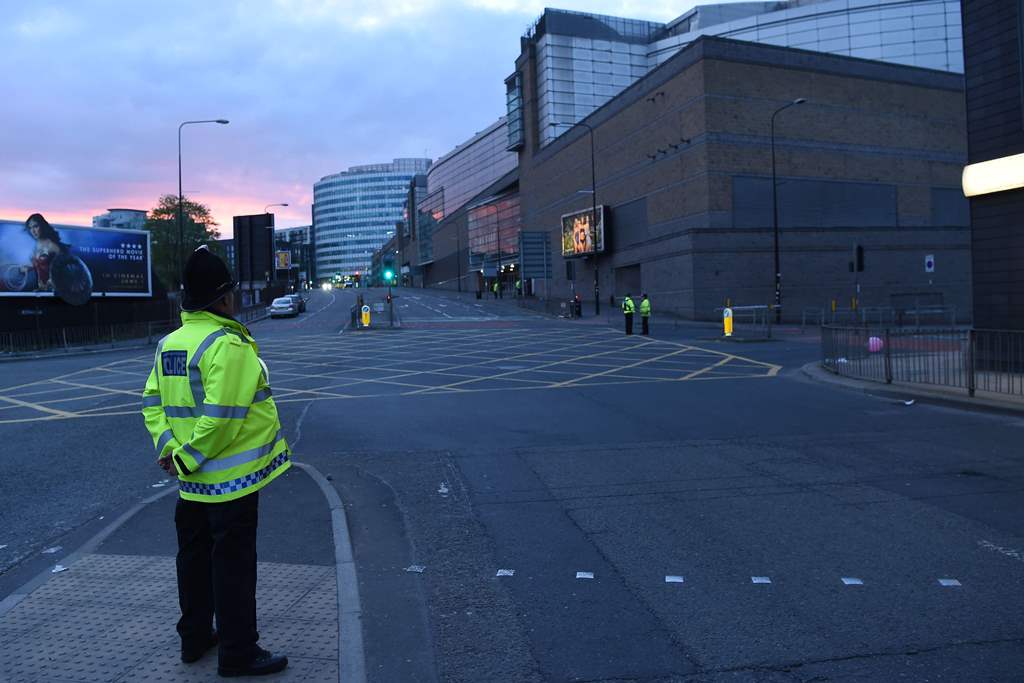 Police stand guard at the scene of a suspected terrorist attack during a pop concert by US star Ariana Grande in Manchester, northwest England on May 23, 2017. / AFP / PAUL ELLIS