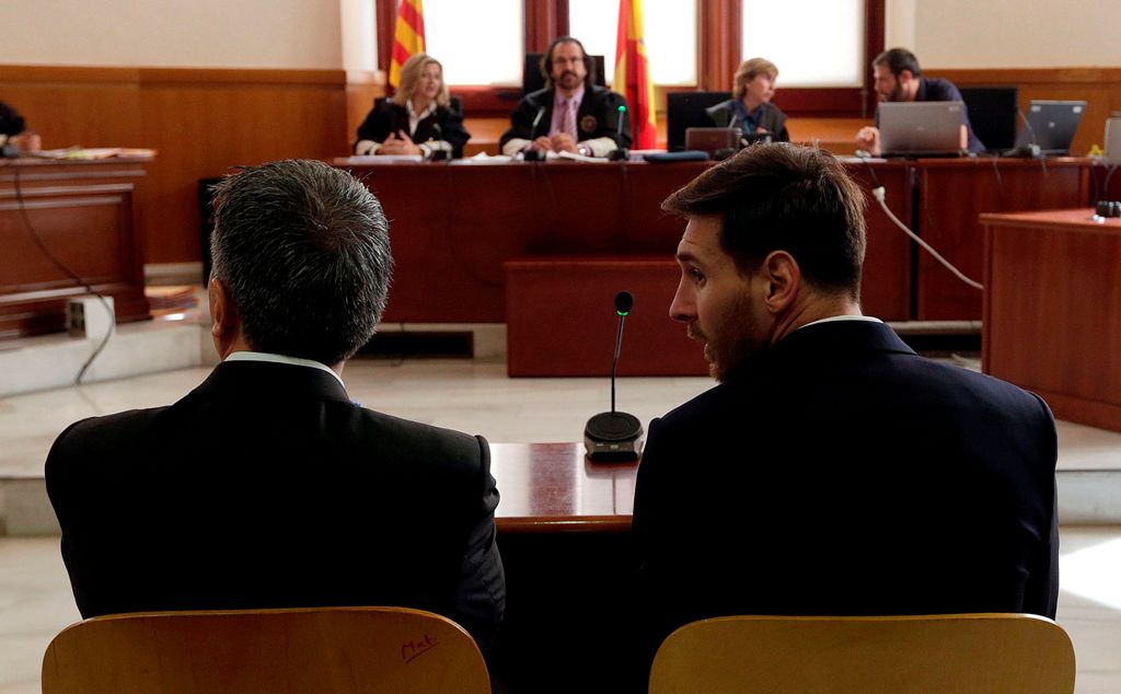 (FILES) This file photo taken on June 2, 2016 shows Barcelona's football star Lionel Messi (R) and his father Jorge Horacio Messi facing judges in a tax fraud case at the courthouse of Barcelona. AFP / POOL / Alberto Estevez
