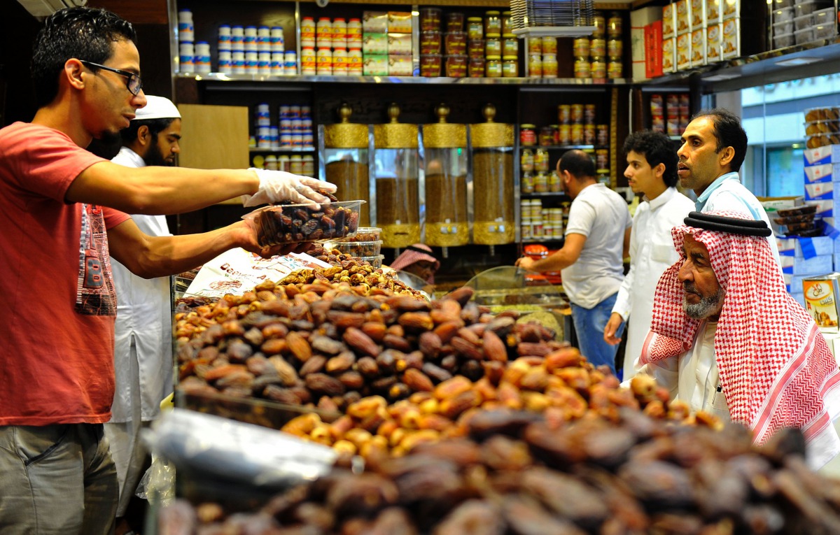 Saudis buy dates at a shop in Jeddah ahead of the Muslim holy fasting month of Ramadan on May 24, 2017. AFP / Amer Hilabi