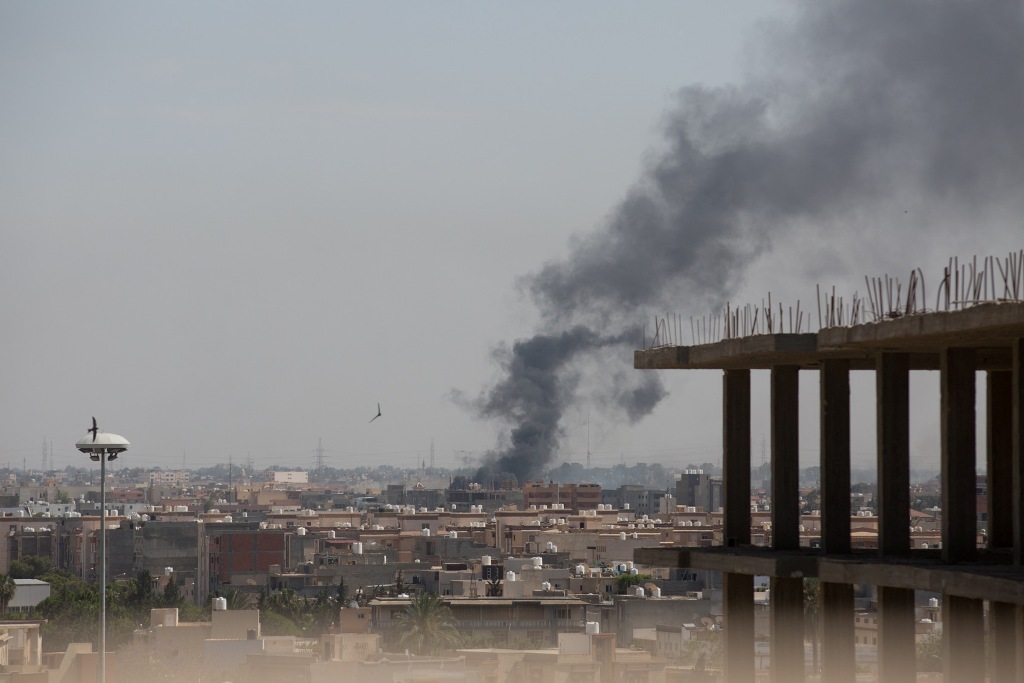 Smoke rises after clashes between National Reconciliation Government of Libya and National Liberation Government in Tripoli, Libya on May 26, 2017. ( Stringer - Anadolu Agency )
