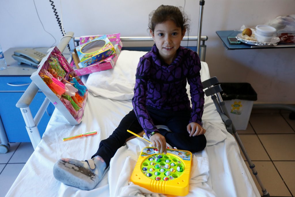 Shahed Khalil, 8, who was wounded in Syria, plays while resting on a bed inside a hospital in Tripoli, Lebanon May 24, 2017. Picture taken May 24, 2017.REUTERS/Mohamed Azakir
