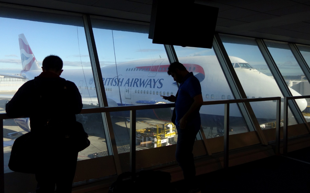 Passengers looks at a British Airway flight at John F. Kennedy (JFK) international airport in New York, on May 27, 2017. AFP / William EDWARDS
