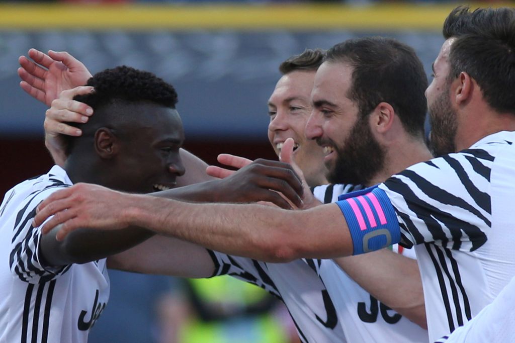 Juventus' forward from Italy Moise Kean (L) celebrates with teammate Juventus' defender from Switzerland Stephan Lichtsteiner, Juventus' forward from Argentina Gonzalo Higuain (C) and Juventus' defender from Italy Andrea Barzagli (R) after scoring during 