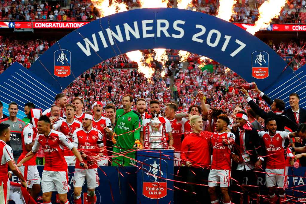 Arsenal's players celebrate after their win over Chelsea on the pitch after the English FA Cup final football match between Arsenal and Chelsea at Wembley stadium in London on May 27, 2017.  AFP / Ian KINGTON 