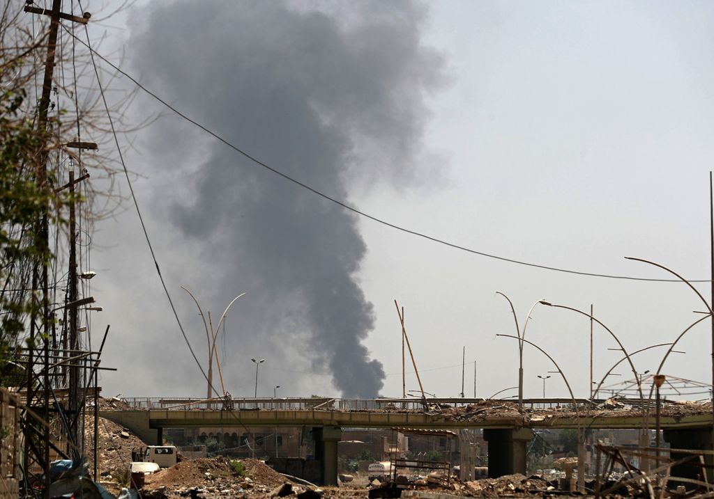 Smoke rises from buildings during clashes as government forces advance in Mosul's western al-Saha neighbourhood during their ongoing battle to retake the area from Islamic State (IS) group fighters on May 28, 2017. / AFP / KARIM SAHIB