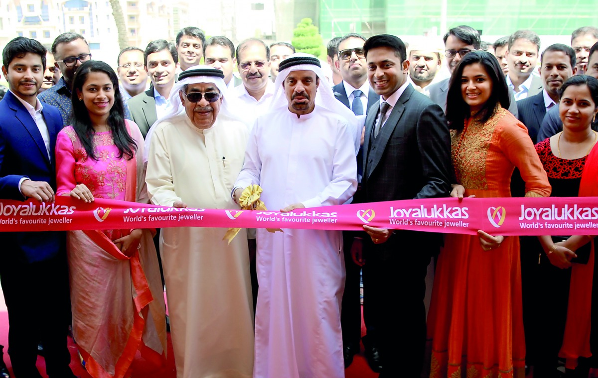 Jassim Mohamed Ibrahim Alhasawi Altamimi - Director, Joyalukkas Jewellery, UAE and Mustafa Mohd Alshareef, Vice President Government & VVIP Dubai Region, Etisalat jointly opening the  new showroom in the presence of top Joyalukkas Group executives led by 